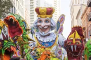 Auf den Stra&szlig;en von New Orleans tobt der Karneval. Als Navy Petty Officer Toussaint Patrice dabei erstochen aufgefunden wird, beginnt f&uuml;r das NCIS-Team die Arbeit ...