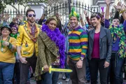 Nach getaner Arbeit k&ouml;nnen Sebastian (Rob Kerkovich, l.), Wade (CCH Pounder, 2.v.l.), Brody (Zoe McLellan, r.) und Lasalle (Lucas Black, 2.v.r.) selbst etwas feiern ...