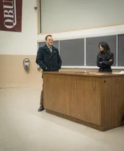 Sherlock Holmes (Jonny Lee Miller, l.) und Joan Watson (Lucy Liu, r.) machen sich auf die Suche nach einem M&ouml;rder, der giftige Pilze benutzt hat, um einen Botanik-Professor und dessen Studentengruppe zu ermorden ...