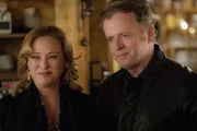 Captain Gregsons (Aidan Quinn, r.) Freundin Paige (Virginia Madsen, l.) will ihre Beziehung geheim halten, um Gregsons Karriere zu sch&uuml;tzen. Doch als die beiden unerwartet Watson begegnen, trennt sie sich von ihm. Watson muss w&auml;hrenddessen mit Holmes einen Mordfall l&ouml;sen ...