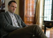 Sherlock (Jonny Lee Miller) macht sich Sorgen um Hawes, weil dieser nach dem Anschlag auf die Pathologie bei seiner Arbeit pl&ouml;tzlich Fehler macht. Unterdessen werden er und Watson von Henry Baskerville darum gebeten, den Tod seines Bruders zu untersuchen ...