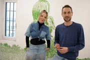 Kulturplatz – Kunst im Gefängnis - Nutzlos oder nötig? Künstlerin Karoline Schreiber und Host Nino Gadient vor Gefängniskunst Kulturplatz – Kunst im Gefängnis - Nutzlos oder nötig? Künstlerin Karoline Schreiber und Host Nino Gadient vor Gefängniskunst