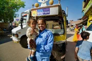 Hot Roads - Die gef&auml;hrlichsten Strassen der Welt Camels and Trucks in Rajasthan Autorikscha-Fahrerin Hemlata Singh mit ihrer Tochter