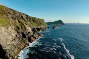 Irlands spektakul&auml;re K&uuml;stenstrasse - Der Ring of Kerry. Der Ring of Kerry f&uuml;hrt &uuml;berwiegend an der K&uuml;ste entlang und reiht ein Landschafts-Highlight ans n&auml;chste - wie dieses Steilufer.