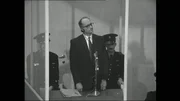 Adolf Eichmann (Mitte) im kugelsicheren Glaskasten mit zwei Polizisten.