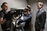 Miriam Nohe (Claudia Eisinger) muss den Tresor &ouml;ffnen, w&auml;hrend Achim Buchert (Martin Butzke, re.) sie und Sascha Schmidt (Frederick Lau) mit der Waffe in Schach h&auml;lt.