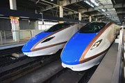 Shinkansen-Hochgeschwindigkeitszüge im Bahnhof Kanazawa Shinkansen-Hochgeschwindigkeitszüge im Bahnhof Kanazawa