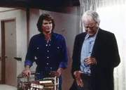 Jonathan (Michael Landon, l.) hilft Harry Haynes (Lew Ayres, r.) aus seiner Verzweiflung heraus.