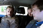 Als Klaus Roth (Richy M&uuml;ller, li.) sieht, dass Achim Buchert (Martin Butzke, Mitte) einen unbekannten Fahrer (Wojo van Brouwen) mitgebracht hat, w&uuml;rde er die ganze Aktion am liebsten abbrechen.