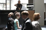 Achim Buchert (Martin Butzke) h&auml;lt die Geiseln in Schuss, die erst einmal damit fertig werden m&uuml;ssen, dass einer der Bankr&auml;uber zu ihren Kunden geh&ouml;rt. Was kann ihn zu einer solchen Tat getrieben haben? fragen sich Sascha Schmidt (Frederick Lau, li.), Miriam Nohe (Claudia Eisinger, 2.v.li.), Filialleiter Huttenlocher (Christian Beermann, 2.v.re.) und Gisela Rilling (Michaela Caspar).