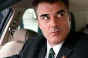 Die Leiche einer jungen Medizinstudentin wird von einigen Kindern hinter einem M&uuml;llcontainer gefunden. Detective Mike Logan (Chris Noth) ermittelt.
