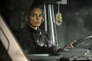 Katia (Nina Hoss) wartet am Treffpunkt auf das Zugriffsteam.
