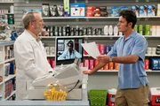 Charlie (Charlie Sheen, r.) leidet unter Schlaflosigkeit und will sich bei seinem Apotheker (Martin Mull, l.) ein Schlafmittel besorgen, bekommt stattdessen jedoch Marihuana. Was viele Überraschungen mit sich bringt ... Charlie (Charlie Sheen, r.) leidet unter Schlaflosigkeit und will sich bei seinem Apotheker (Martin Mull, l.) ein Schlafmittel besorgen, bekommt stattdessen jedoch Marihuana. Was viele Überraschungen mit sich bringt ...