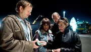 Angelika (Katharina Thalbach, rechts) und Marek (Roman Geike, 2. von rechts) &uuml;bergeben Torben (Milan Peschel, links) und Peggy (Anna Thalbach, 2. von links) das Geld aus einem krummen Gesch&auml;ft.