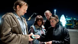 Angelika (Katharina Thalbach, rechts) und Marek (Roman Geike, 2. von rechts) &uuml;bergeben Torben (Milan Peschel, links) und Peggy (Anna Thalbach, 2. von links) das Geld aus einem krummen Gesch&auml;ft.