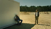 Hor&agrave;k (Godehard Giese, r.) findet seinen Kollegen Michael (Markus Hering, l.) hinter dem Container nach dem Vorfall.