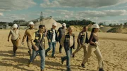 Michael (Markus Hering) und seine Kollegen (Komparsen) auf dem Weg zur Sprengung des Baggers.