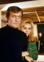 Durch die Beziehung zu H&eacute;l&egrave;ne Lanson (Caroline Cellier), der Kronzeugin der Fahrerflucht, bekommt Charles Th&eacute;nier (Michel Duchaussoy) unerwartet Zugang zur Familie des Hauptverd&auml;chtigen.