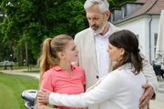 Von au&szlig;en wirkt die Beziehung zwischen Vicky Gerlach (Ren&eacute;e Gerschke, l.) und ihren Eltern Martin Gerlach (Henning Kober, M.) und Lydia Gerlach (Camilla Renschke, r.) harmonisch. Doch verbergen sie etwas?