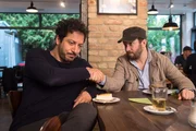 W&auml;hrend sich Christian (r.) durch eine bittere L&uuml;ge in der Selbsthilfegruppe ziemlich in die Bredouille bringt, trifft sich Fahri (l.) mit Sido und versucht, seinen Kumpel miteinzuschleusen. Sido scheint Herrn Ulmen allerdings nicht sonderlich zu m&ouml;gen ...
