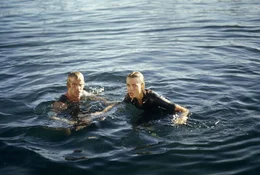 Allm&auml;hlich f&uuml;hlen sich Carter Blake (Thomas Jane) und Dr. Susan McCallister (Saffron Burrows) im Wasser nicht mehr so sicher.