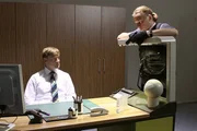 ARD/SWR EIN TODSICHERER PLAN, FilmMittwoch im Ersten, Fernsehfilm Deutschland 2014, Buch: Holger Karsten Schmidt, Regie: Roland Suso Richter, am Mittwoch (14.05.14) um 20:15 Uhr im ERSTEN. Achim Buchert (Martin Butzke, re.) h&auml;lt nicht viel von Herrn Huttenlocher (Christian Beermann), dem Filialleiter der Bank.