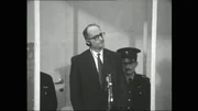 Adolf Eichmann (Mitte) im kugelsicheren Glaskasten mit zwei Polizisten.