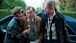 Angelika (Katharina Thalbach) und Marek (Roman Geike, rechts) machen Herrn Frank (Daniel Krauss, Mitte) klar, dass er unerw&uuml;nscht ist.