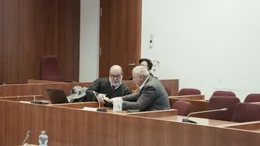 Der Angeklagte Anwalt Dr. Hanno Berger (r.) und sein Verteidiger vor Gericht.