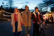 F&uuml;r Hajo Siewers (Bastian Pastewka. M.) geh&ouml;rt L&uuml;gen zum Alltag. F&uuml;r seine Frau Vera (Katrin Wichmann, l.) und seinen Sohn Marvin (Arthur Gropp, r.) ist das nicht immer einfach.