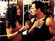 Auf Dr&auml;ngen seiner Freundin Jamie (Timilee Romolini) f&uuml;ttert Ted (Johnny Messner) einen einarmigen Banditen und knackt den Jackpot: 40 Millionen Dollar!