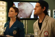 Temperance Brennan (Emily Deschanel, l.); Finn (Luke Kleintank, r.) Temperance Brennan (Emily Deschanel, l.); Finn (Luke Kleintank, r.)