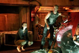 Dr. Susan McCallister (Saffron Burrows) und Carter Blake (Thomas Jane) inspizieren die kaputte Tauchkapsel.