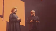 Sabine R&uuml;ckert k&auml;mpft mit den Tr&auml;nen als sie die Menschenmengen sieht, die in die Barclay Arena in Hamburg gekommen sind, um ihrem Podcast zu lauschen.