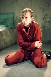 Nach ihrer Beschwerde bei der Gef&auml;ngnisleitung wird Fisch (Aline Staskowiak) von Schlie&szlig;er Brock misshandelt. Er &uuml;bersch&uuml;ttet sie mit einem Eimer Wasser und gibt ihr nichts zu essen...