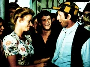 F&uuml;r die Frischverheirateten Yancy (Robert Donner, r.) und Sissy (Cissy Wellman, l.) hei&szlig;t es, bei Ben (Eric Scott, M.) und den anderen Abschied zu nehmen. Yancy wird n&auml;mlich versetzt zu einer anderen Meldestation ...