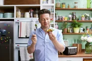 Die Familie gesund und lecker zu ern&auml;hren kann so einfach sein. Jamie Oliver nimmt sich klassische Lieblingsspeisen vor und zeigt uns, mit welchen erg&auml;nzenden Zutaten und Handgriffen diese Gerichte ges&uuml;nder werden ...