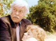 Dr. Sloan (Dick Van Dyke, l.) k&uuml;mmert sich um die bei einem Autounfall verletzte Gretchen McLord (Holland Taylor, r.).