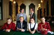 Kommissar Richie Moser (Tobias Moretti) und sein Assistent Stockinger (Karl Markovics) befragen die Angestellten des Hotels, in dem der deutsche Geschäftsmann Bernd Holzmann tot aufgefunden wurde. Kommissar Richie Moser (Tobias Moretti) und sein Assistent Stockinger (Karl Markovics) befragen die Angestellten des Hotels, in dem der deutsche Geschäftsmann Bernd Holzmann tot aufgefunden wurde.