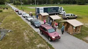 Drive-thru-Lebensmittelausgabe in Ennfield, North Carolina