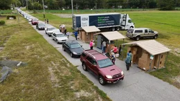 Drive-thru-Lebensmittelausgabe in Ennfield, North Carolina