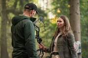Schlosserbin Kajsa (Birgitte Hjort S&oslash;rensen) zeigt Niels (Jacob Lohmann), dass sie auch eine versierte Bogensch&uuml;tzin ist.