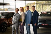 Das Team des Autohauses: Mike H&ouml;lter (Niels Bruno Schmidt, l.), Birgit K&ouml;hlmeier (Lina Beckmann, 2. v. l.), Hajo Siewers (Bastian Pastewka, 2 v. r.) und Alexander Ludwig (Holger Stockhaus, r.).