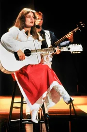 Die 17-j&auml;hrige deutsche S&auml;ngerin Nicole Hohloch gewinnt mit ihrem Lied "Ein bisschen Frieden" den Europ&auml;ischen Schlagerwettbewerb Grand Prix d'Eurovison de la Chanson in Harrogate, Gro&szlig;britannien.