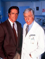Steve Sloan (Barry Van Dyke, l.); Dr. Mark Sloan (Dick Van Dyke, r.)
