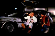 Der Film "Zur&uuml;ck in die Zukunft (Back to the Future), startete 1985 und war ein gro&szlig;er Kinoerfolg. (Szene des Films mit Michael J. Fox (R) und Christopher Lloyd vor einem zur Zeitmaschine umgebauten DeLorean.)