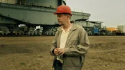 Hor&agrave;k (Godehard Giese) steht vor dem Abr&auml;umbagger.