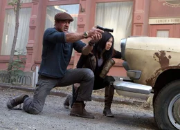 K&auml;mpfen Seite an Seite gegen das B&ouml;se in Gestalt ihres finsteren Gegenspielers Vilain: Barney Ross (Sylvester Stallone, l.) und Maggie (Nan Yu) ...