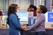 Mutter und Tochter: Marlyne Barrett als Maggie Lockwood, Asjha Cooper als Dr. Vanessa Taylor; Chicago Med Staffel 8 Folge 5