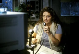 Brenda Kerns (Aida Turturro) versucht &uuml;ber Funk Hilfe zu rufen.